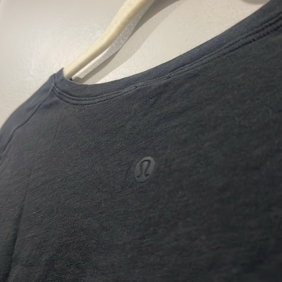 Lululemon Solid Black Basic Workout Top Sz 2 - Picture 5 of 5